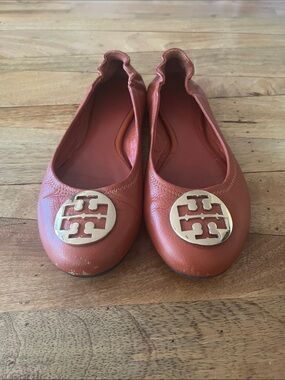 TORY BURCH MINNIE TRAVEL LEATHER BALLET FLATS ROYAL TAN / GOLD EU 39
U.S. 7.5 8